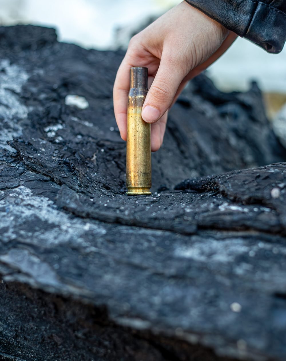 Woman holding rifle bullet shell in hand. War in Ukraine. Concept of war in Ukraine. High quality photo. Help Ukraine. Space for text. SSUCv3H4sIAAAAAAAAA41Py46DMAz8F59BIk1ZHr9S9RASQ61SUiVmqxXKv69Dqfa6Oc144pnxBuSgh0apuhmbqlT23JVKjVU52NOpPOtO17Xu0IwOCnCGEXqlddu1lVLNl1ZtJa+AwUSy0G9A87xGDobJL9CLEnBxGHaIjtgHMrOwVEBkw2vEKGvCrHhPou7843fZ8lwKSnhchwxS8c/ZtQAz4WJ/sn/KRWY0e9xFpPuLMTyObM+3XDHDZyBLy3R0klP8440Xz3l3T2Bv7+SO5fcZN5JpyFmwPmdvHLpDXocHMX9owG/C19/vlNIvhjg4iIQBAAA=